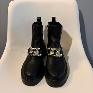 Steve Madden Cleo Black Leather Chunky Lug Sole Curb Chain Round Toe Ankle Boots